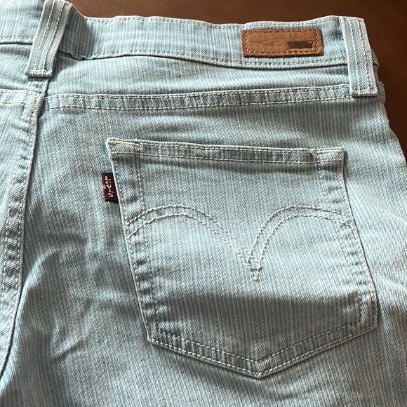 Levi’s jean shorts waist size = 30 - Picture 2 of 6